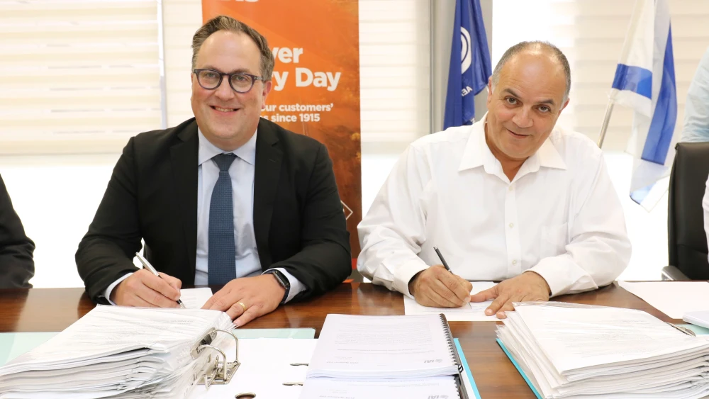 Yoav Tourgeman, IAI VP and ELTA's CEO with Brad Rogers, Bis CEO. Credit: Israel Aerospace Industries.