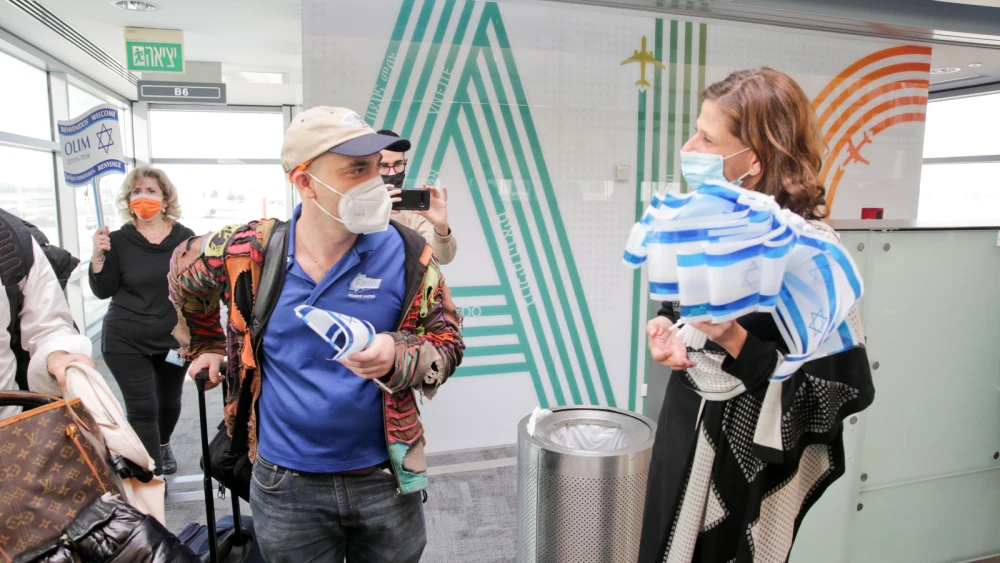 Michal Cotler-Wunsh, head of the new Nefesh B’Nefesh Institute for Aliyah Policy and Strategy, greets arrivals to Israel. Credit: Nefesh B'Nefesh.