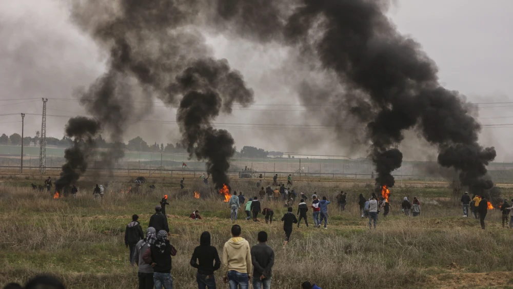 Palestinian protesters clash with Israeli soldiers near the border fence east of Gaza City on Dec. 22, 2017. Credit: Wissam Nassar/Flash90.