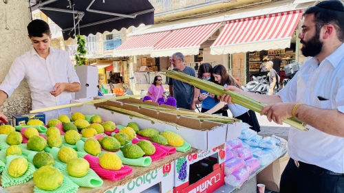 The Machane Yehuda outdoor market in Jerusalem was bustling as Israelis prepared for the upcoming Sukkot holiday on Sept. 20, 2021. Photo by Eliana Rudee.
