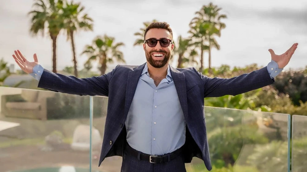 Amir Davidson’s warm welcome to house hunters in Israel. Photo by Daniella Shem.