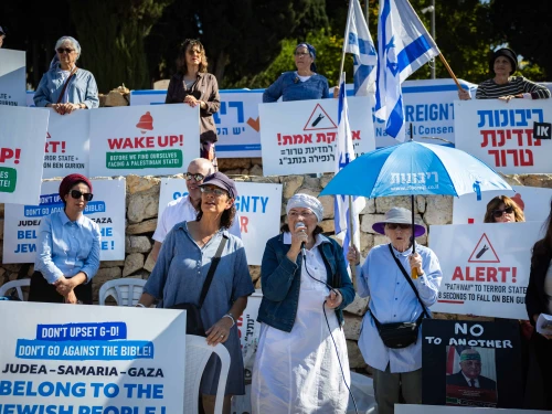 A protest calling for Israeli sovereignty over Judea and Samaria outside the weekly Cabinet meeting at the Prime Minister’s Office in Jerusalem, Nov. 23, 2025. Photo by Yonatan Sindel/Flash90.