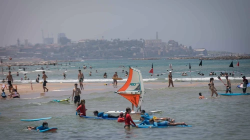 Israelis and tourists enjoy the beach in Tel Aviv, July 17, 2023. Photo by Miriam Alster/Flash90.