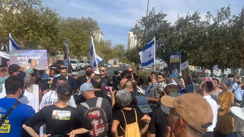 Protesters calling for the resumption of war and the defeat of Hamas in front of the Prime Minister's Office in Jerusalem, Nov. 2, 2025. Credit: Tikvah Forum.