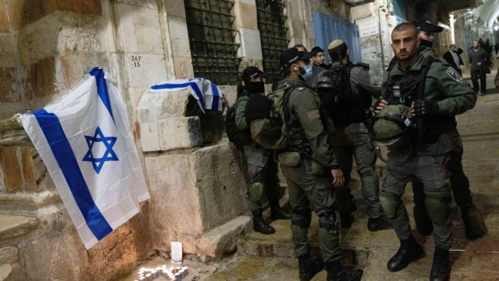 Israeli Border Police officers at the site of a deadly terrorist attack in the Old City of Jerusalem, on Nov. 21, 2021. Photo by Yonatan Sindel/Flash90.