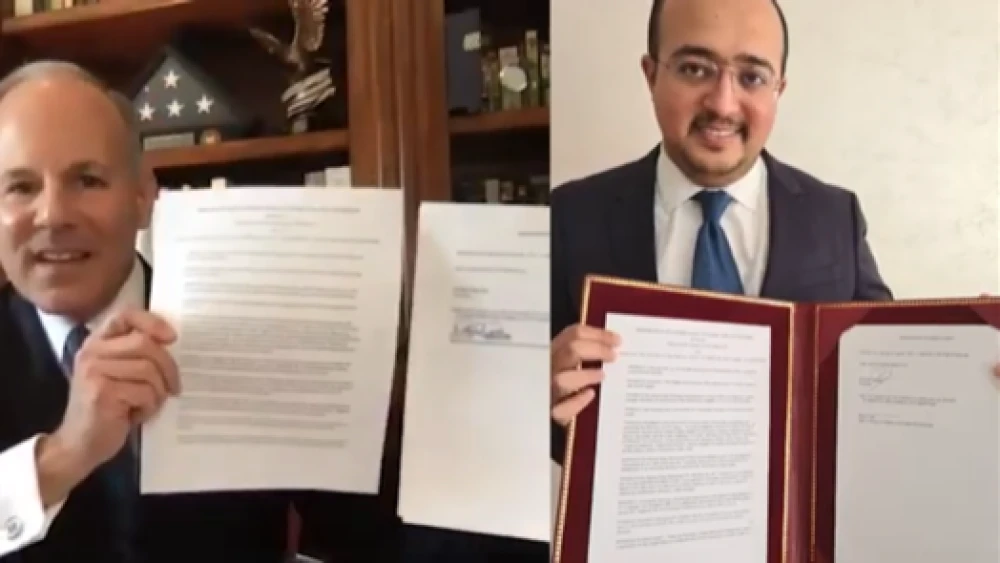 Elan Carr, the U.S. State Department’s Office of the Special Envoy for Monitoring and Combating Anti-Semitism, and El Mehdi Boudra, president of the Morocco-based Association Mimouna, signing an MOU to combat anti-Semitism on Jan. 18, 2021. Source: Twitter/Elan Carr.