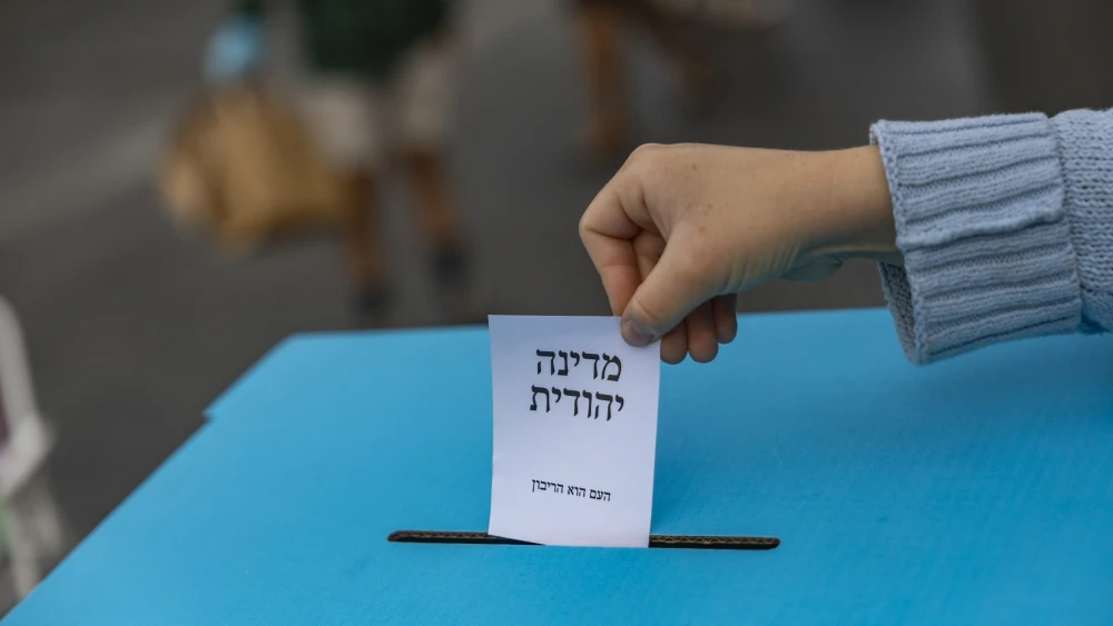 People participate in a street poll ahead of Israel’s upcoming general elections at the Machane Yehuda open-air market in Jerusalem, Oct. 20, 2026. Photo by Chaim Goldberg/Flash90.