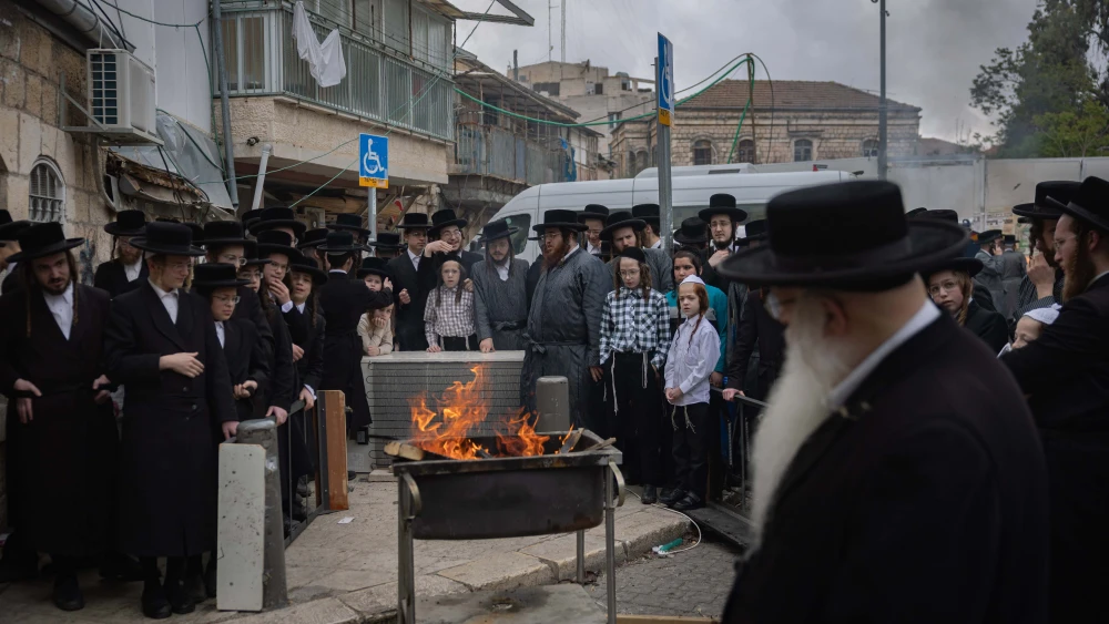Jews burn leavened items in a final preparation before Passover in the Mea She'arim neighborhood of Jerusalem, April 11, 2025. Photo by Chaim Goldberg/Flash90.