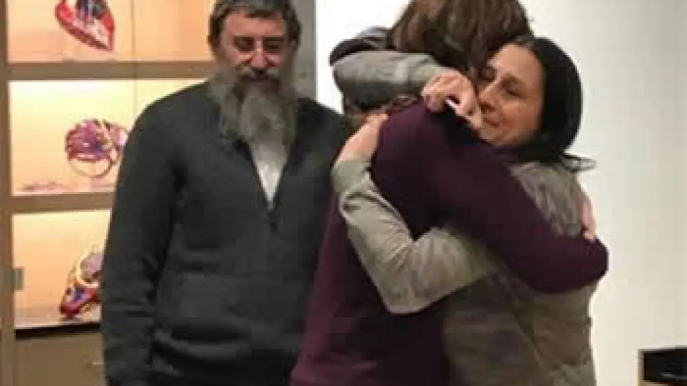 Nechamy Simon and Stefanie Levitz embrace a few days before the surgery. Credit: Chabad.org/News.