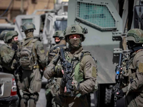 Israeli soldiers searching for suspects in a drive-by shooting attack, in the village of Aqraba, near Nablus in Samaria, May 4, 2021. Credit: Flash90.