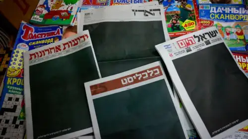 Headlines and black front pages of Israeli newspapers a day after the Israeli government passed a law abolishing the “reasonableness standard.” Photo by Chaim Goldbeg/Flash90.