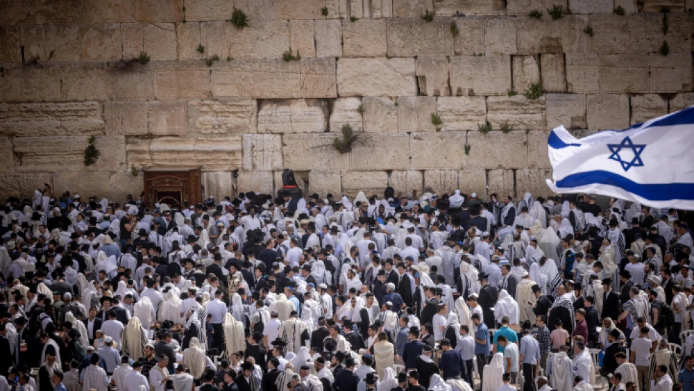Jewish worshipers reciting the Priestly Blessing at the Western Wall in Jerusalem during Passover, April 18, 2022. Photo by Yonatan Sindel/Flash90.