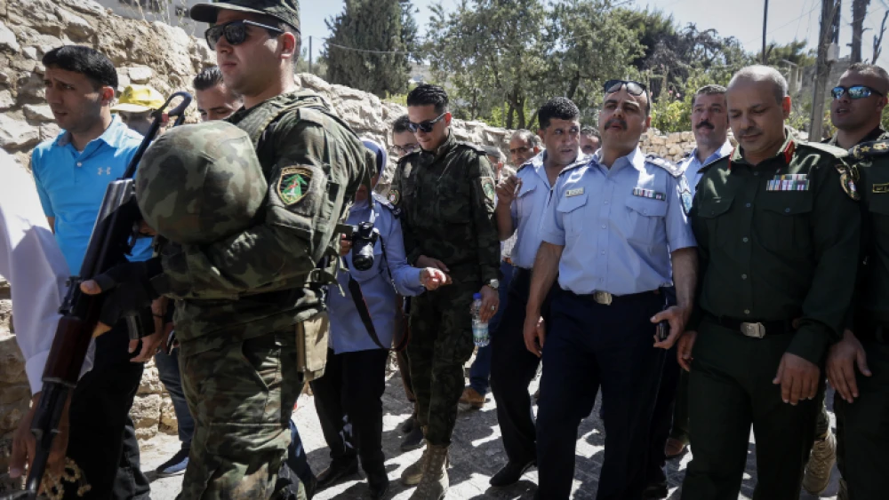 Head of Palestinian national security forces in Hebron Brig. Gen. Hazem Abu Hanood and head of the Palestinian police Brig. Gen. Ahmad Abu Rob talk to residents during a visit to the Old City in Hebron on July 31, 2018. Photo by Wisam Hashlamoun/Flash90.