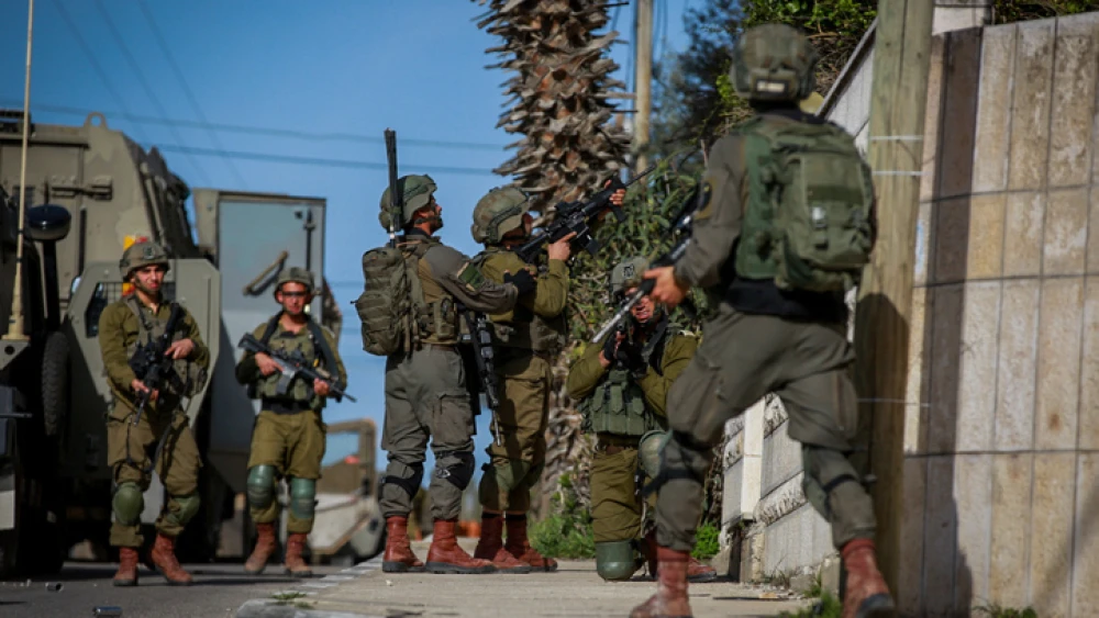 Israeli security forces conduct an arrest raid in Ramallah on April 1, 2022. Photo by Flash90.