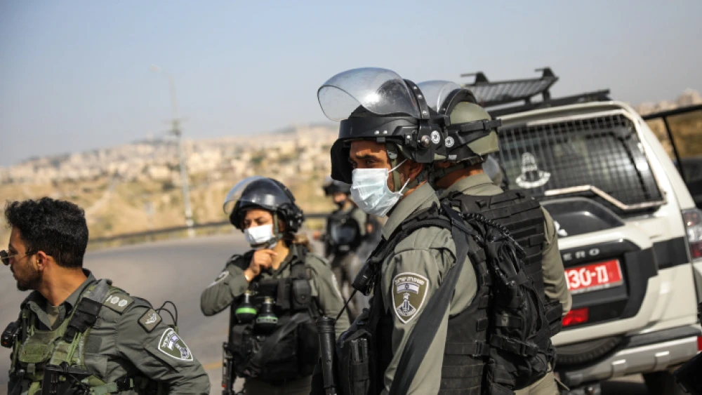 Israeli Border Police officers at the scene of a car-ramming and stabbing terrorist attack at a checkpoint near Ma'ale Adumim in Judea, April 22, 2020. Photo by Olivier Fitoussi/Flash90.