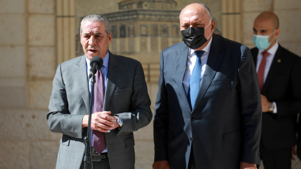 Palestinian Authority Minister Hussein al-Sheikh (left) welcomes Egyptian Foreign Minister Sameh Shoukry to Ramallah, July 24, 2021. Photo by Flash90.