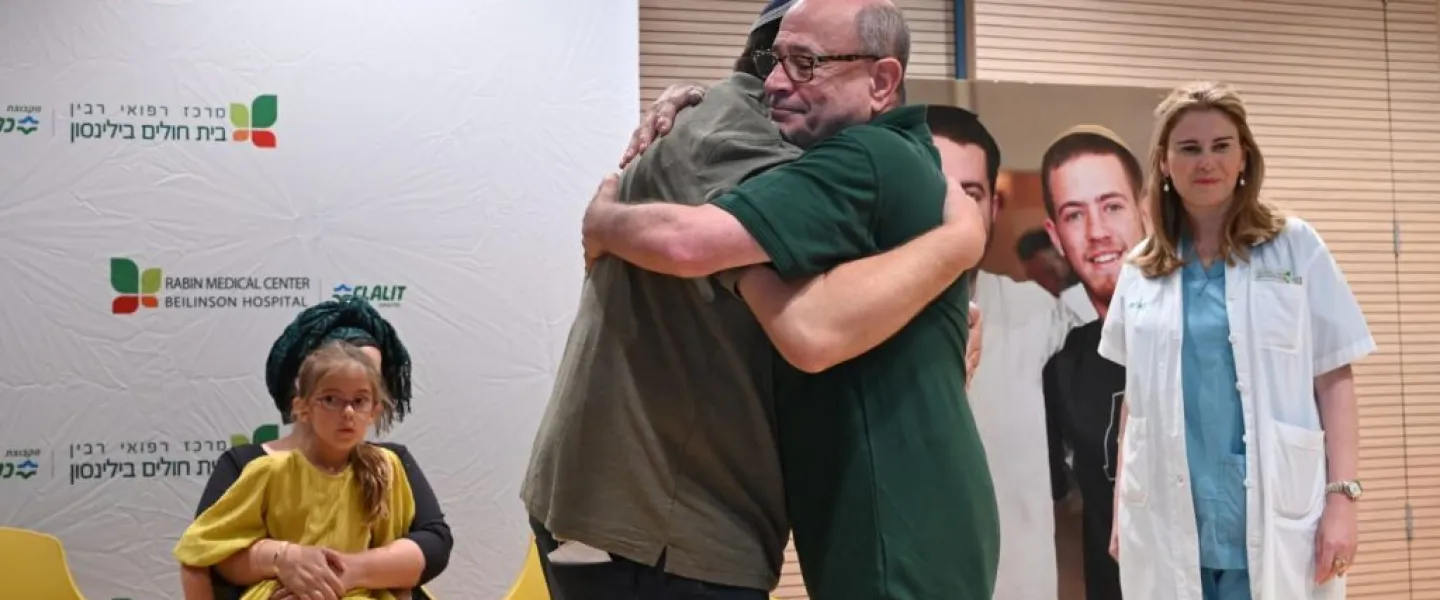 Shalom Yaniv (left), father of terror victims Hallel and Yagel Yaniv, hugs Ron Carmeli, who received a donated cornea, at Beilinson Hospital in Petach Tikvah, June 18, 2023. Photo by Yossi Zeliger/TPS.