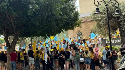 People rally in Rehovot to mark the 20th birthday of city resident Nimrod Cohen, a prisoner of Hamas in Gaza. Photo by Vardit Alon-Korpel.