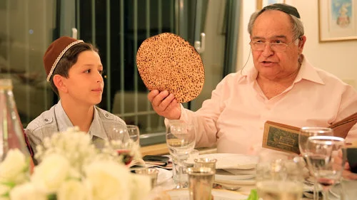 An Israeli family during a Passover seder, April 22, 2016. Credit: Nati Shohat/Flash90.