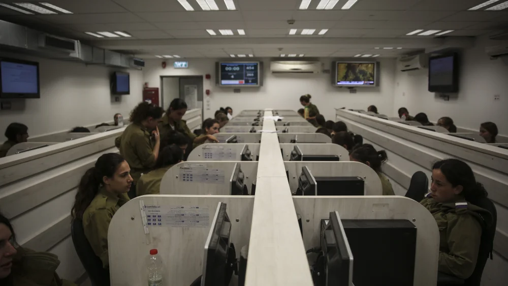 Israeli soldiers work at the call center of the Home Front Command, in the central Israeli city of Ramle, on July 17, 2014. Credit: Hadas Parush/Flash90.