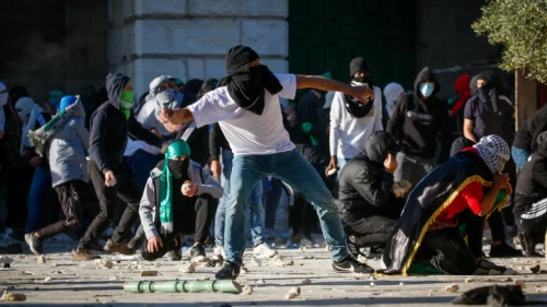 Palestinian and Arab-Israeli rioters hurl rocks at Israeli security forces during Ramadan prayers at the Al-Aqsa mosque on the Temple Mount in the Old City of Jerusalem, April 15, 2022. Photo by Jamal Awad/Flash90.