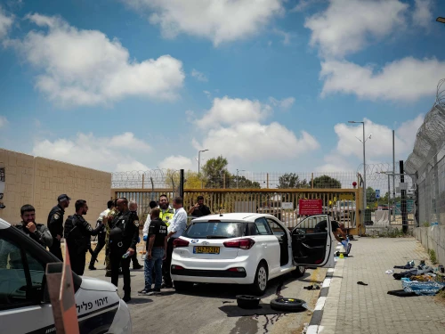 Israeli security forces at the scene of an attempted stabbing attack at the entrance to Netiv Ha'asara, along the border with the Gaza Strip, July 22, 2024. Credit: Flash90.