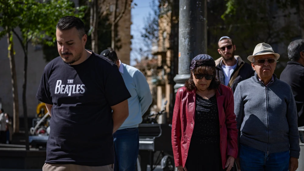 People bow their heads in Jerusalem as a two-minute siren is sounded across Israel to mark Yom Hashoah, April 14, 2026. Photo by Yonatan Sindel/Flash90.