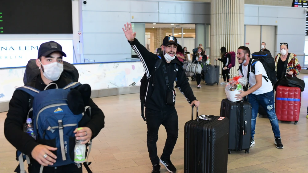 Israeli travelers who had been stranded in South America due to coronavirus travel restrictions arrive at Ben-Gurion International Airport from São Paolo through New York on March 23, 2020. Photo by Tomer Neuberg/Flash90.