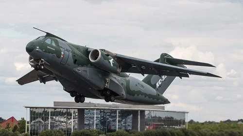 A Brazilian Air Force Embraer KC-390 aircraft takes off at the Farnborough International Airshow 2018, in Hampshire, U.K, on July 17, 2018. Credit: Steve Lynes via Wikimedia Commons.