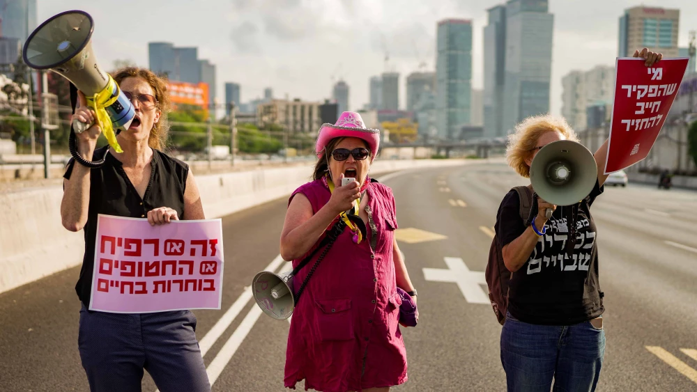 Israelis block the Ayalon Highway in Tel Aviv, during a protest calling for the release of Israelis held kidnapped by Hamas terrorists in Gaza on May 2, 2024. Photo by Erik Marmor/Flash90 *** Local Caption *** משפחות חטופים הפגנה מפגינים איילון חוסמים כביש תל אביב