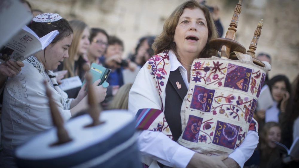 A group of American Conservative and Reform rabbis, and Women of the Wall members, hold Torah scrolls during a protest against the government’s failure to deliver a new prayer space at the Western Wall in Jerusalem, Nov. 2, 2016. Credit: Hadas Parush/Flash90.