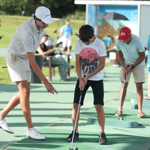 Max Margolis teaches victims of terrorism how to play golf. The Caesarea Golf Club, Sept. 15, 2024. Credit: Meir Pavlovsky.