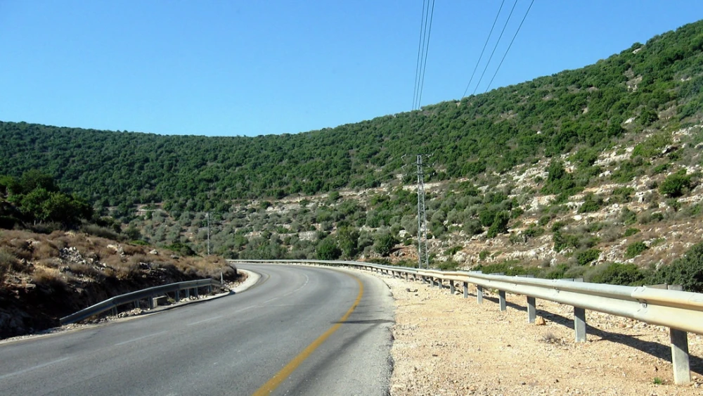 A road in the West Bank. Credit: Daniel Ventura/Wikimedia Commons.