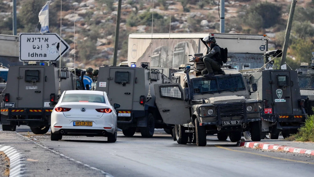 Israeli security forces stand guard at the scene of a shooting attack, near Tarqumiyah, in Judea, Sept. 1, 2024. Photo by Wisam Hashlamoun/Flash90.
