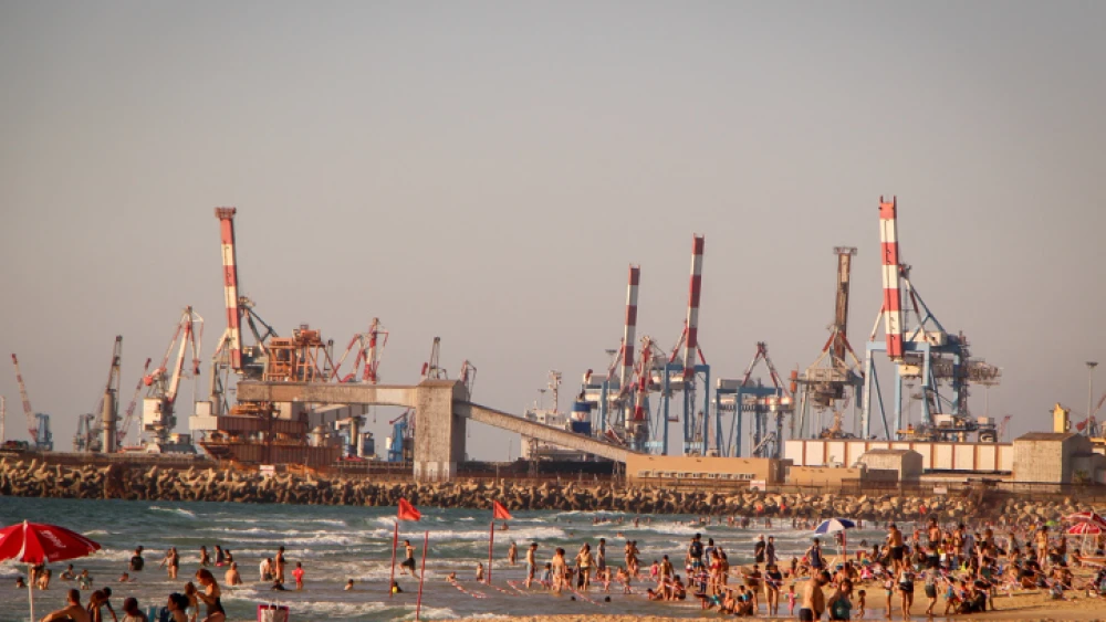 People enjoy the beach in the southern Israeli city of Ashdod, Aug. 2, 2020. Photo by Gershon Elinson/Flash90.