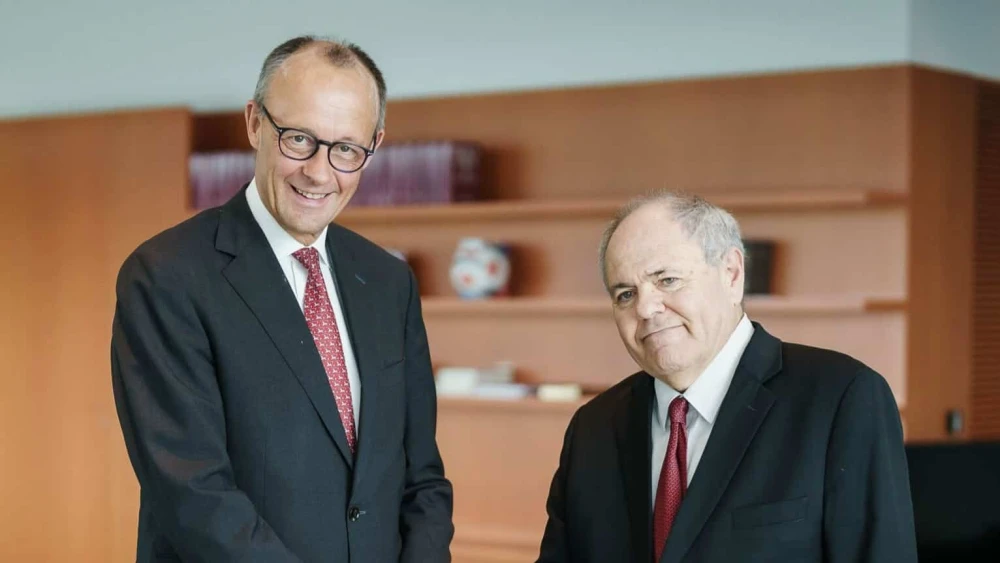 Yad Vashem Chairman Dani Dayan meets German Chancellor Friedrich Merz in Berlin on Sept. 17, 2025. Credit: Bundesregierung-Denzel.