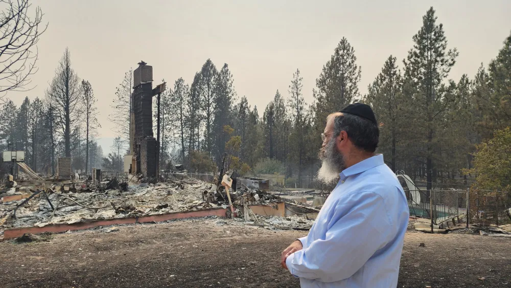 Rabbi Yisroel Hahn visits scene of Spokane fire. Credit: Courtesy.