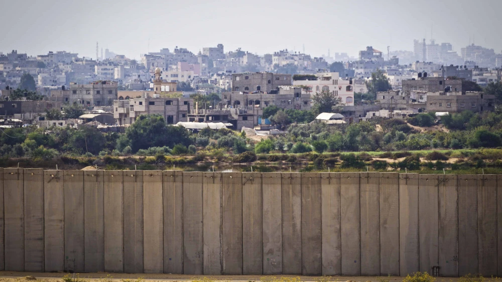 A view of Beit Lahia in the northern Gaza Strip from the fence bordering the southern Israeli town of Netiv Ha'asara, Nov. 5, 2016. Photo by Doron Horowitz/Flash90.