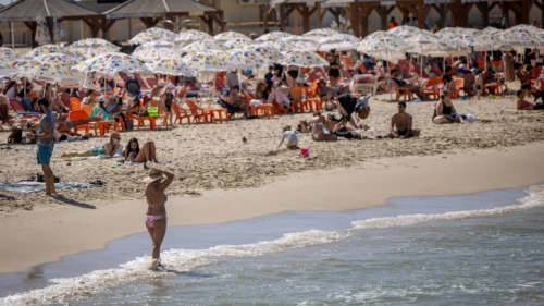 Mezizim Beach in Tel Aviv, Oct. 17, 2022. Photo by Yonatan Sindel/Flash90.