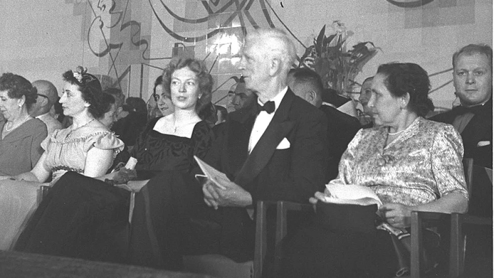 U.S. Ambassador James McDonald and Mrs. Ruth McDonald next to Zippora Sharett at a gala fashion show at the Sharon hotel in Herzliya, on April 7, 1949. Photo: National Photo Collection of Israel/Wikimedia Commons.