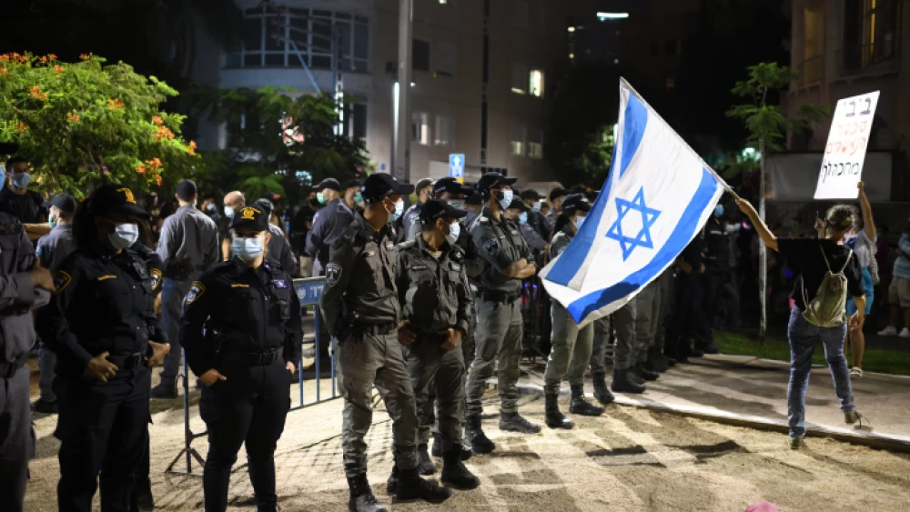 Protesters attend a demonstration against Israeli Prime Minister Benjamin Netanyahu and the nationwide lockdown in Tel Aviv on Oct. 6, 2020. Photo by Gili Yaari/Flash90.