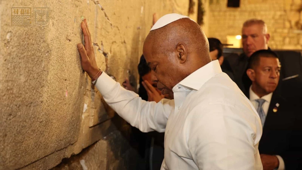 Outgoing New York City Mayor Eric Adams prays at the Western Wall on Nov. 16, 2025. Credit: Western Wall Heritage Foundation.
