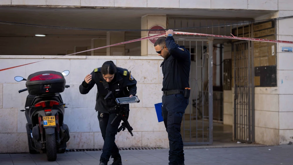 Police outside an apartment building on Koresh Street in Jerusalem where a woman was found wounded, Dec. 19, 2024. Photo by Chaim Goldberg/Flash90.