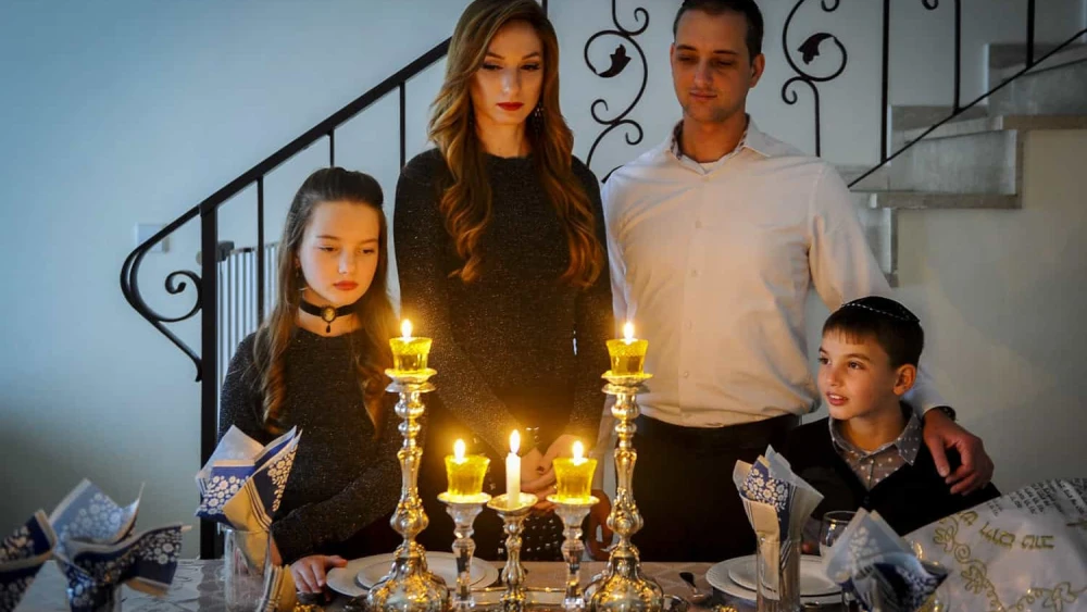 Illustration of a Jewish family lighting Shabbat candles on Feb. 17, 2017. Photo by Mendy Hechtman/Flash90.