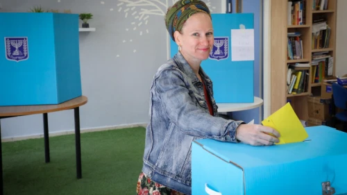 A woman casts her ballot at a voting station on the morning of Israel's municipal elections, on Oct. 30, 2018, in Efrat. Photo by Gershon Elinson/Flash90.