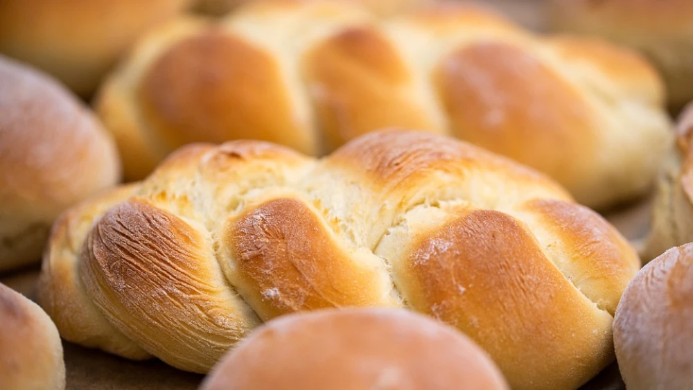 Fresh-baked challah for Shabbat. Credit: Pixabay.