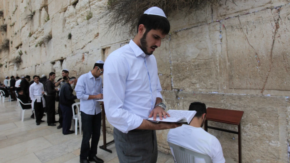 Omri Casspi visits the Western Wall in Jerusalem’s Old City, on May 1, 2011. Photo by Kobi Gideon/Flash90.