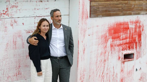 Alex and Vicki Ryvchin stand outside their vandalized former home in Sydney in January. Credit: Courtesy of Alex Ryvchin.
