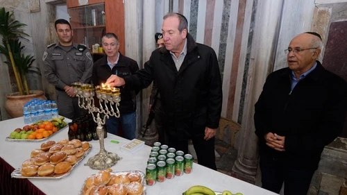 Rabbi Yechiel Eckstein, founder and president of the International Fellowship of Christians and Jews (IFCJ), lights a candle in December 2017 during a ceremony for the “Chanukah Fellowship Gift Cards” project. Credit: Oren Nachshon.