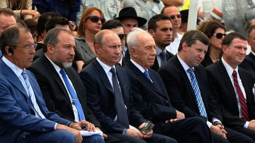 In center, Russian President Vladimir Putin sits between Foreign Minister Avigdor Lieberman and President Shimon Peres at a dedication ceremony for a monument in Netanya commemorating the Red Army's victory over the Nazis. Credit: GPO.